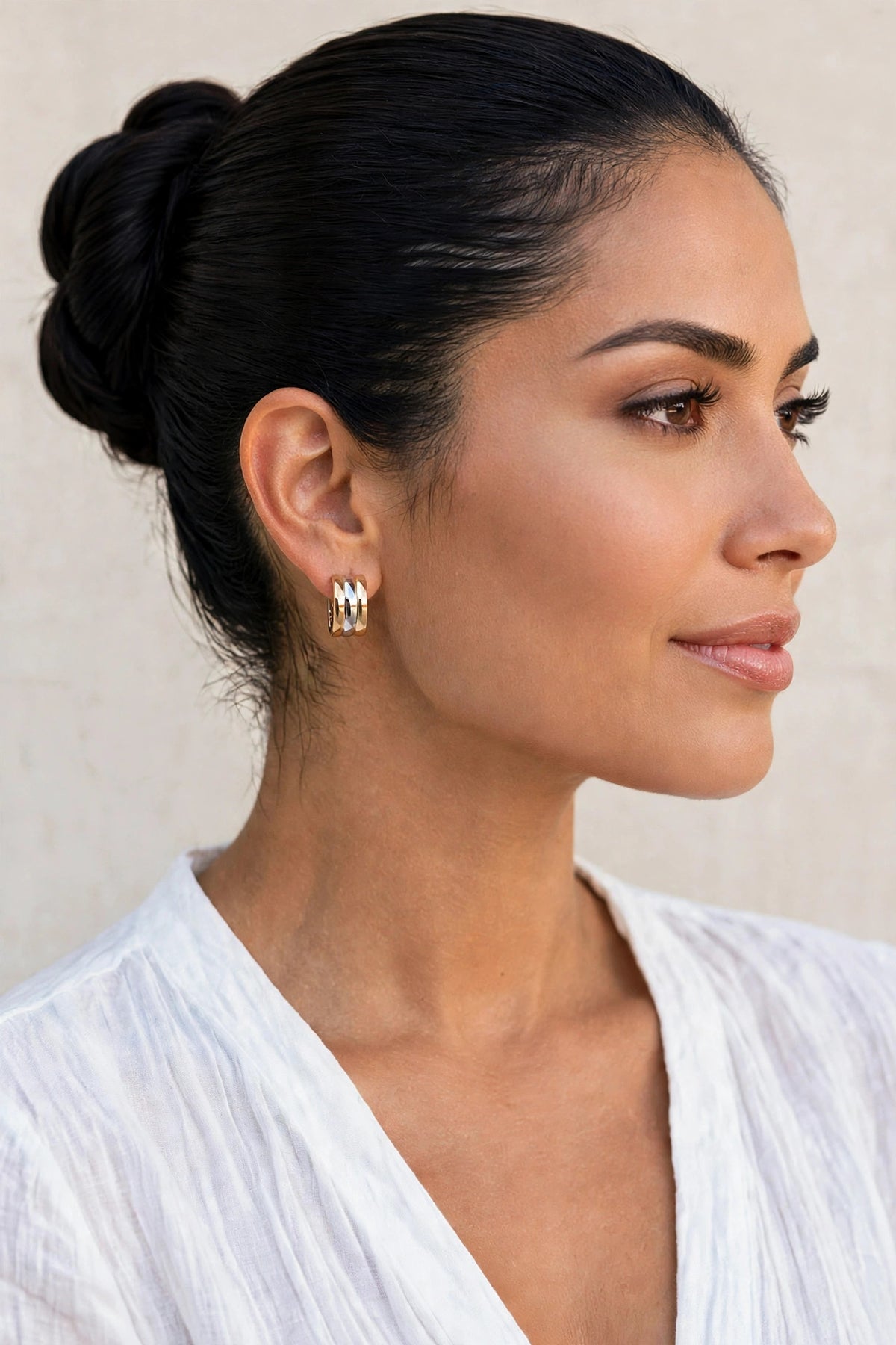Pendientes Huggie Aztec Allure de acero inoxidable tricolor.