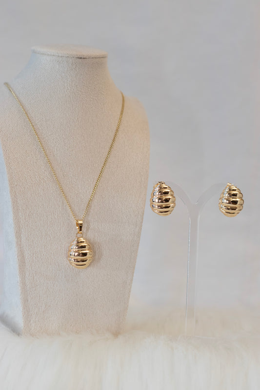 Esencia Femenina Stainless Steel Necklace and Stud Earrings Set.